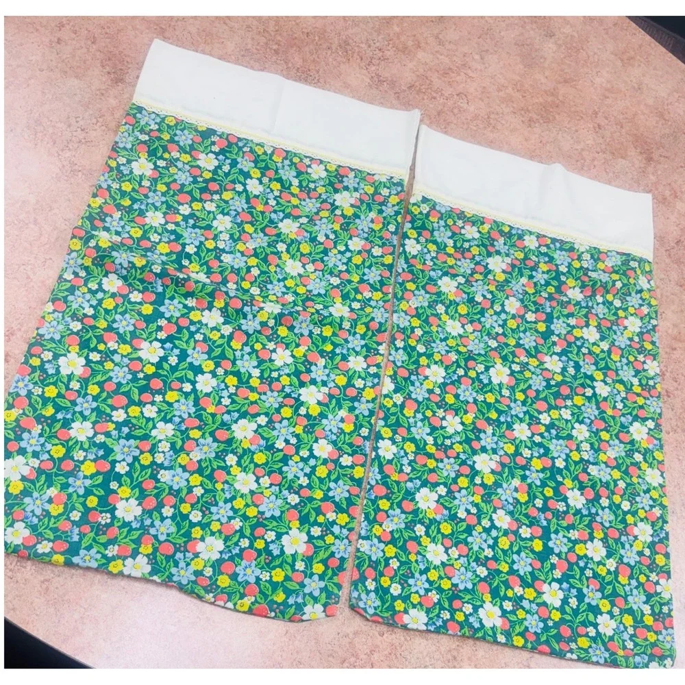 Vintage Strawberry Floral Pillowcases Set of 2 green Lace Trim Cottagecore Retro